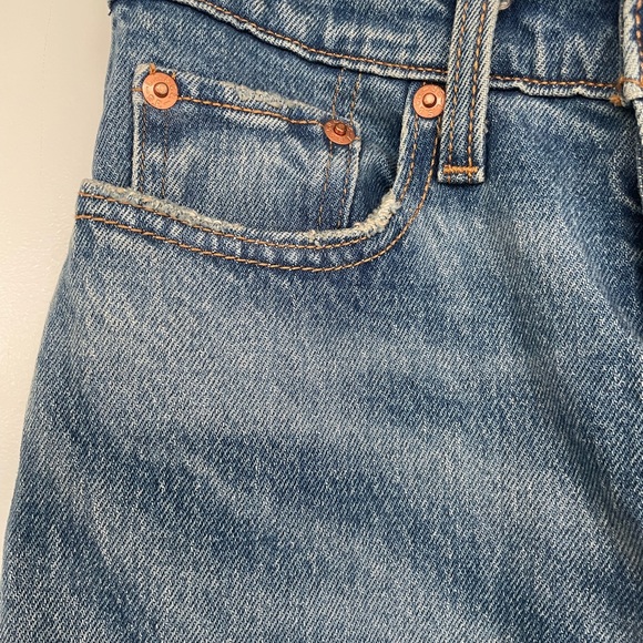 *Fundraiser Levi’s Wedgie. Mid-high rise, med wash, 99% cotton, 1% elastane. - Picture 2 of 5